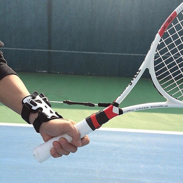 Ammattimainen tennisvalmentaja harjoitus syöttöpallot harjoituskone itseopiskelu oikea ranne