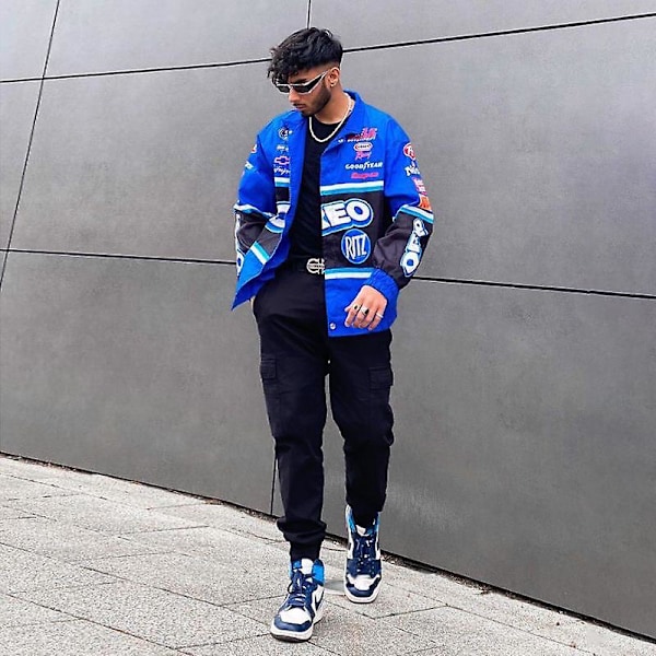 Y2K-inspirert streetwear-jakke utstråler en sterk retro-vibe og viser en unik smak M