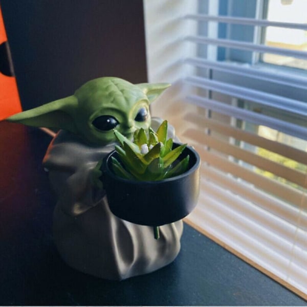 Star Wars Mandalorian Baby Yoda planteringskruka ''The Child Holding Cup'' modellleksaker