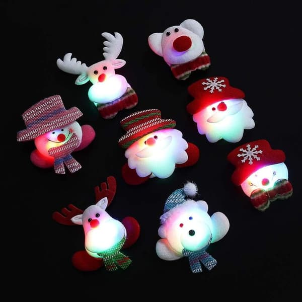8 Julebrosjer LED Julekuler Julepynt Voksne Barn (Nisse, Snømann, Bjørneunge, Klar)