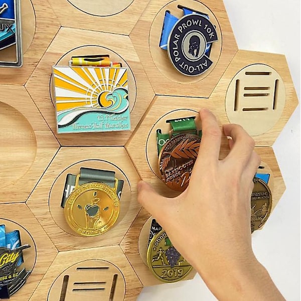 1 st Medaljhållare Display Honeycomb Kombination Hexagonal Trämedaljställ Fri Punch