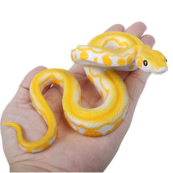 Realistinen lelu käärme, kumikäärmehahmo Golden boa constrictor