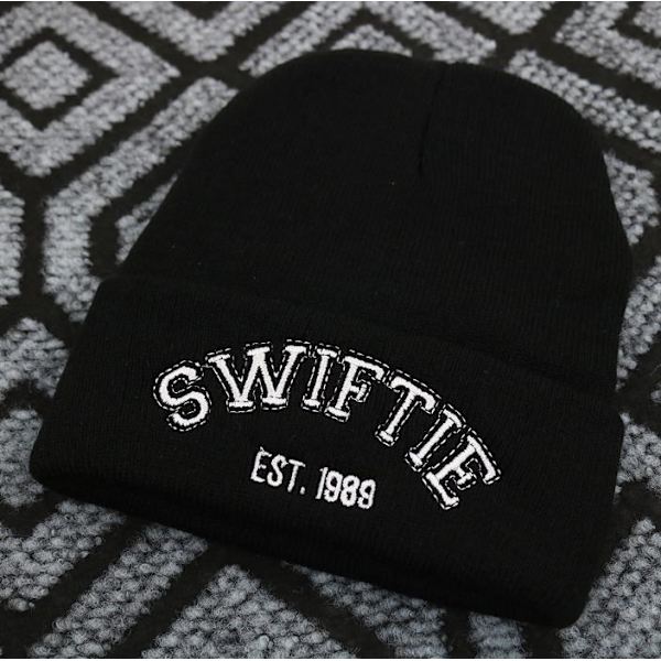 2024 Hot Taylor Swift 1989 Beanie Merch Dame Mote Strikket Stretch Lue med Oppbrett SWIFTIE Broderi Ski Lue Black
