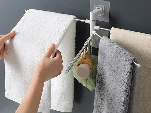 Svingbart håndklestativ for baderom, hvit, 4 roterende armer, aluminium, veggmontert