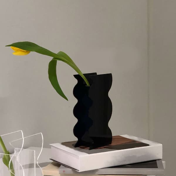 Modern akrylblomvas, vågig form, dekorativ för sovrum, vardagsrumsbord, svart