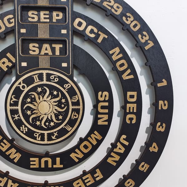 Veggbilde i tre med lasergravert evighetskalender, astrologi meditasjon hjemmeinnredning