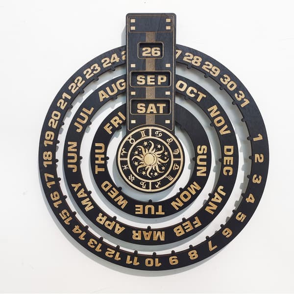 Veggbilde i tre med lasergravert evighetskalender, astrologi meditasjon hjemmeinnredning