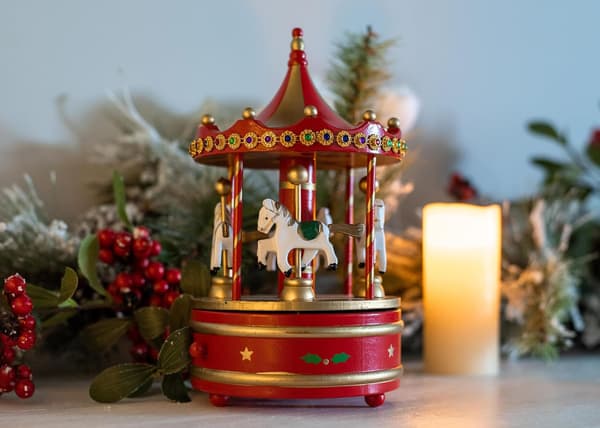 Träkarusell, Stugträdgård, Karusell, Musikalisk Julfigur. red