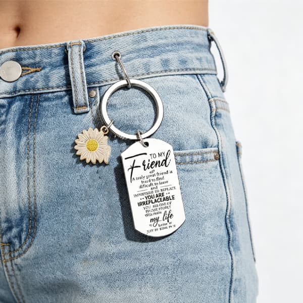Nyckelring i rostfritt stål – Bästa vän-present med graverat inspirerande citat (Snygg accessoar, inkluderar svart presentförpackning) E