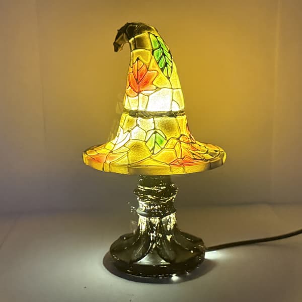 Halloween Heksehattlampe – Dekorativ Harpiksfigur med USB-plugg