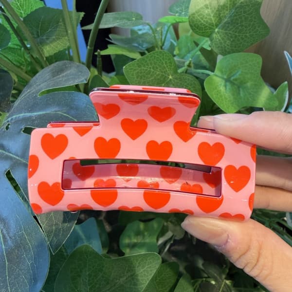 Valentinsdag Hårklemmer til Kvinder og Piger Store Akryl Hjerteformede Romantiske Klemmer til Tykt Hår Design