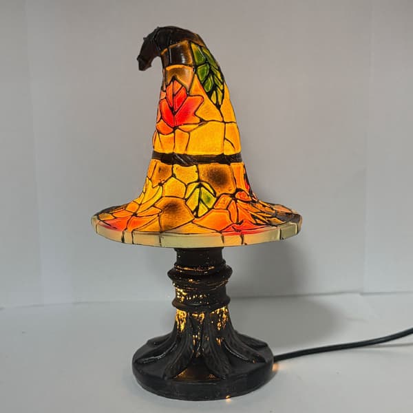 Halloween Heksehattlampe – Dekorativ Harpiksfigur med USB-plugg