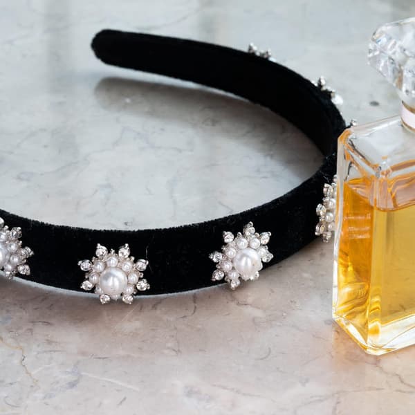 Pandebånd Mode Tiara til kvinder og piger med funklende glitterfarvede perler Perlehårbåndskrone til ansigtsvask og makeup C