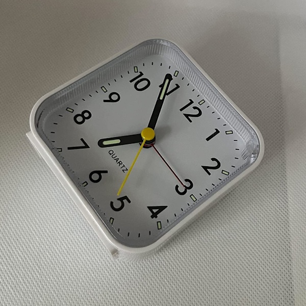 Analog väckarklocka utan tickande med ljus och snooze-funktion och toppknapp, högt alarm, tyst väckarklocka, batteridriven white
