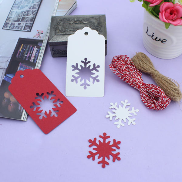 50 st jul-etiketter för presenter snöflinga kraftpapper med snöre Snow Red 50PCS