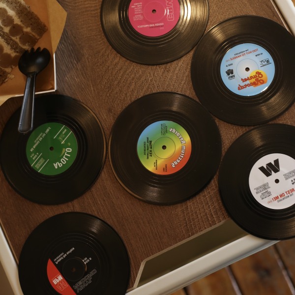 Vinylplateunderlag, sett med 6 deler, retro CD-platedesign, sklisikre vinyl, for kaffe, te, øl, vin, hjem og bar (6 deler