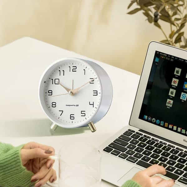 Växande klocka/digital klocka, enkel och lätt lyxig stil metall väckarklocka tyst sängklocka, barnklocka, väckarklocka för sovrum vit white