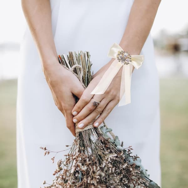 Hvit sløyfe håndleddscorsage armbånd bånd elegant bryllupstilbehør