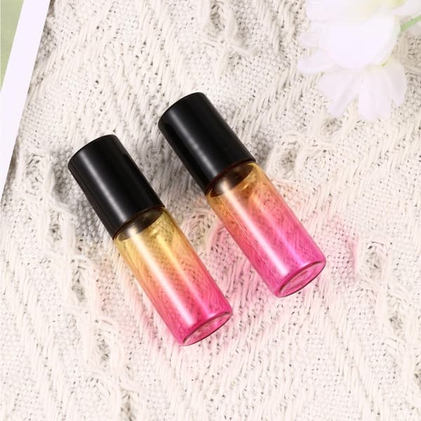 5 kpl 5 ml:n lasisia roll-on-pulloja matka- ja kotikäyttöön