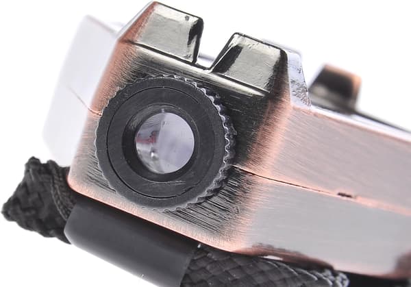 Kompassi nesteellä tukevassa metallikotelossa