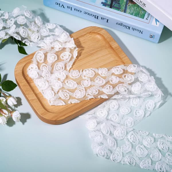 Blondekantbånd 2-3/8 tommer 1 yard hvide blomsterbånd til bryllup brudebad 3D rose blomster polyester DIY gaveindpakningstilbehør White