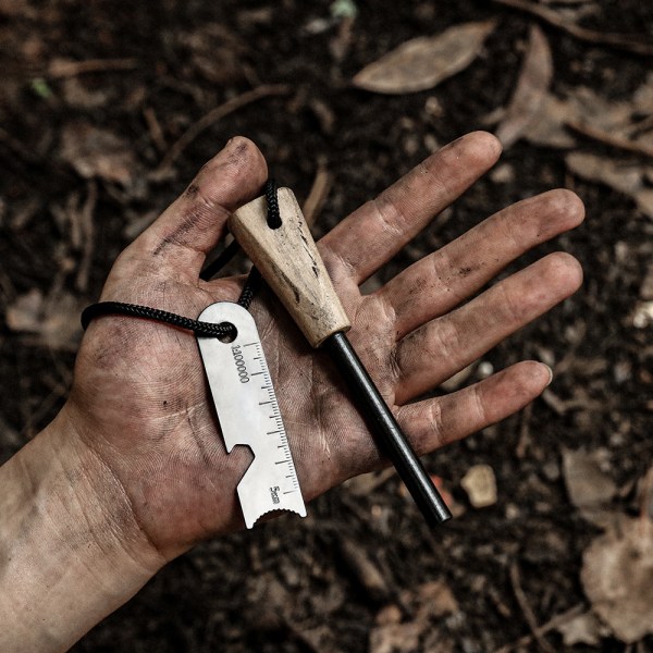 Le campeur moderne Flint Kit 7 i 1. med håndlavet træhåndtag - 5/16" tykt - 10.000 gnistspray - Traditionel overlevelse - Mult