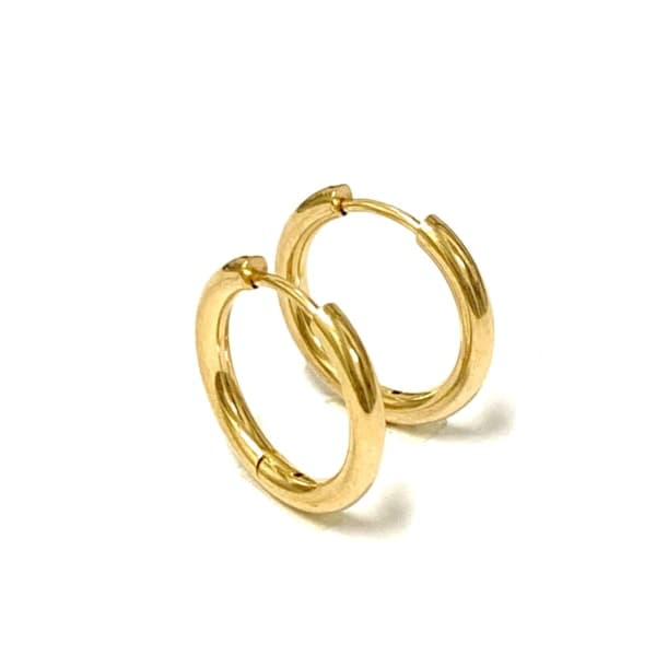 Gullfargede hoops/creoler i kirurgisk stål. Indre diameter 16mm Innerdiameter 16mm