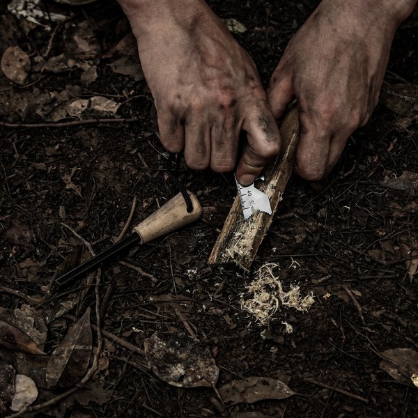 Le campeur moderne Flint Kit 7 i 1. med håndlaget trehåndtak - 5/16" tykt - 10 000 gnistsprayer - Tradisjonell overlevelse - Mult