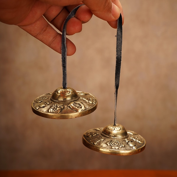 Tiibetin meditaatiokello käsintehty buddhalainen onnensymboli kohokuvioitu meditaatio joogakello messinkikellot