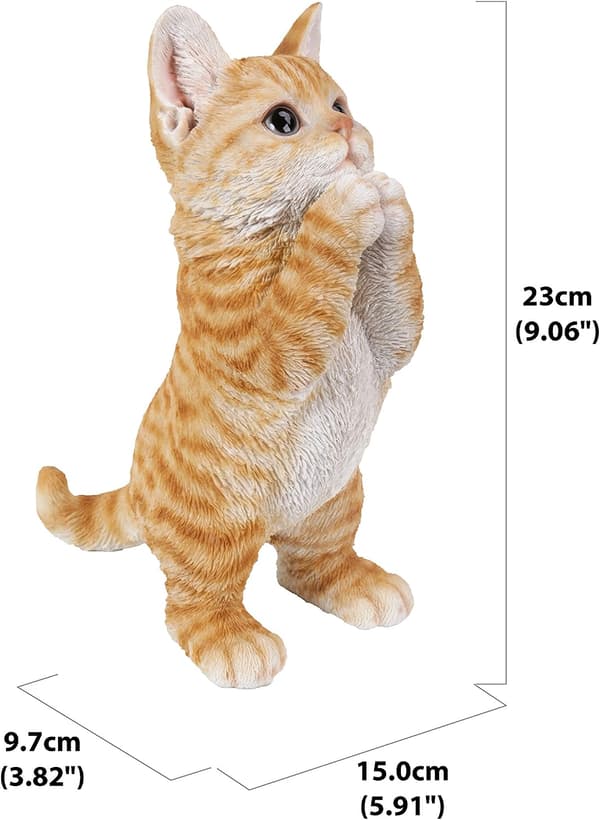 Lekande tabby katt trädgårdsstaty
