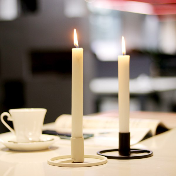 Set med 2 dekorativa ljusstakar i metall för bröllopsfest i mittpunkten för heminredning