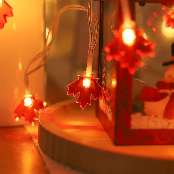 LED Maple Leaf Fairy Lights Halloween Decorative Lights Window Hanging Fairy Lights 4 Meters 40 Lights (Red Maple Leaf)