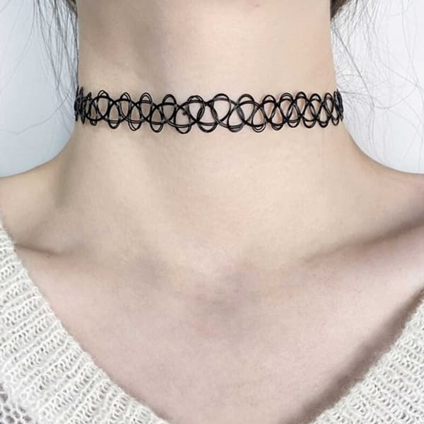 12 kpl mustia choker-kaulakoruja, joustavaa pitsiä