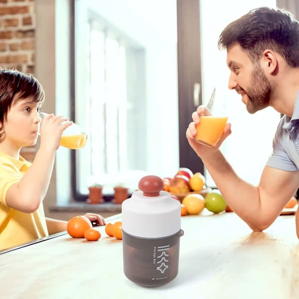 Portable Manual Juicer Cup Double Acting Quick Juicer Mini Lemon Juicer Fruit Press Cup (White)