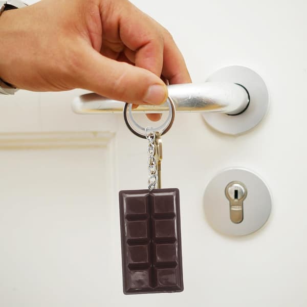 4 stk. chokoladeformede nøgleringe, søde brune chokoladenøgleringe til kvinder og mænd