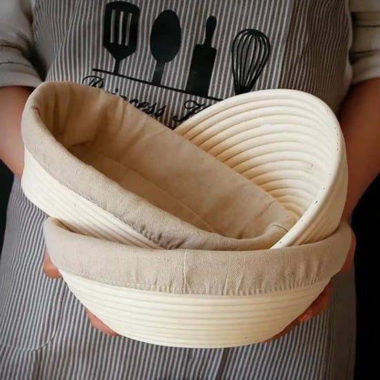 Four-piece linen bread baking set, consisting of two round and two oval proofing baskets lined with pure linen and non-stick coating, for making sourdough