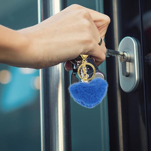 12 stk. hjerteformede fluffy pompom-nøgleringe, assorterede farver plys taske og biltilbehør
