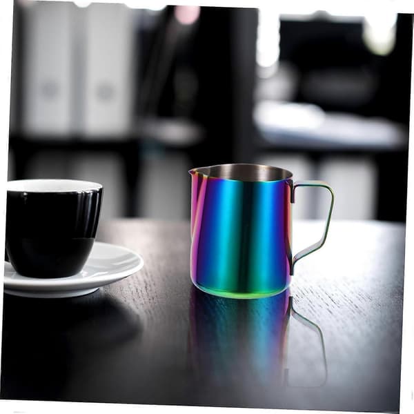 Mælkeskummer i rustfrit stål med ergonomisk greb og smal tud til latte art-kaffe
