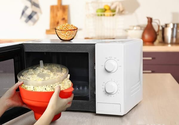 Microwave Popcorn Maker - BPA-Free Silicone, Foldable Microwave Safe Bowl, Dishwasher Safe - Red