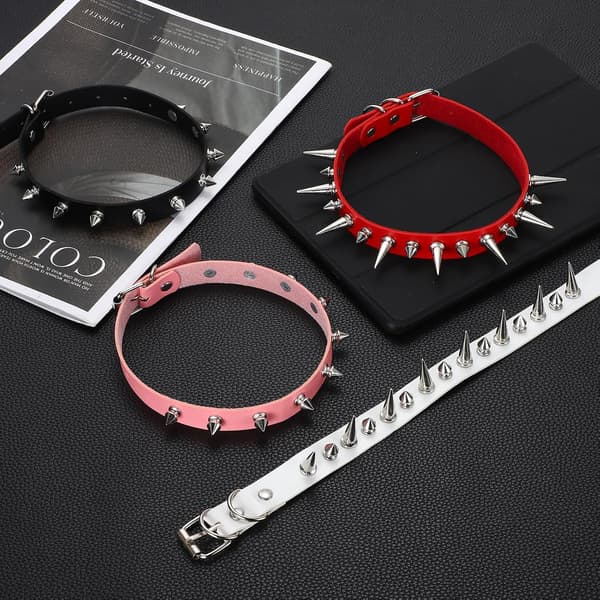 Hvide piggede chokers White