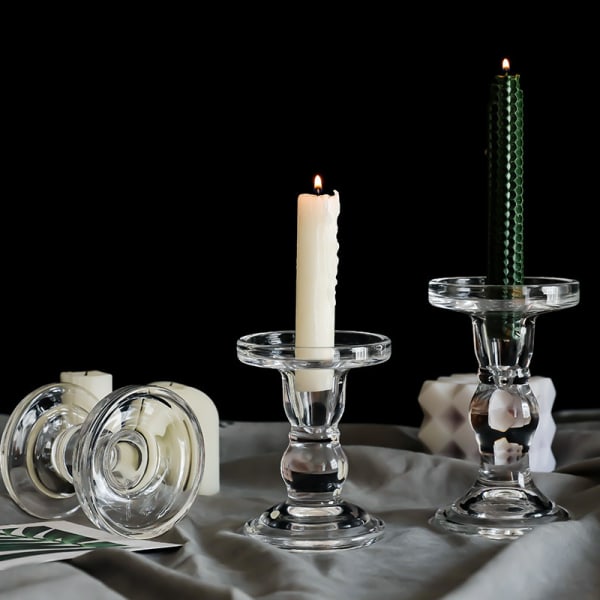 3 kirkkaasta lasista valmistettujen kynttilänjalkojen set , kynttilänjalat, pilarikartiokynttilät, teevaloteline ruokapöydän keskiosille
