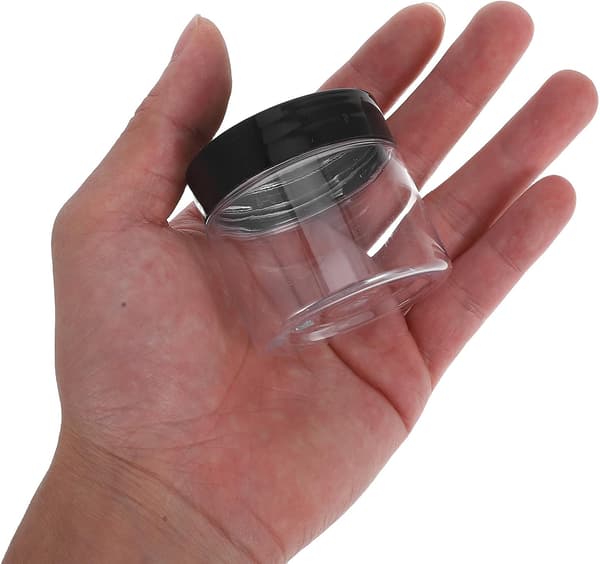 8 st 50g breda krämförpackningar med svarta lock, påfyllningsbara plastbehållare för ansiktskräm för resor och daglig hudvårdsförvaring