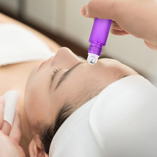10 st 10 ml lila glasflaskor med roll-on i rostfritt stål, påfyllningsbara eteriska oljor för ögonkräm och resekosmetika