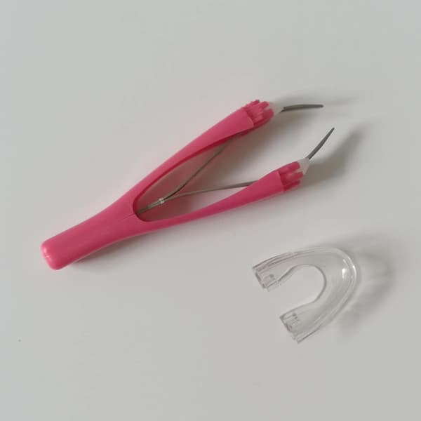 Slanted Eyebrow Tweezers Portable Automatic Retractable Trimming Eyebrow Scissors Eyebrow Removal Clip for Beginners Salon, Pink