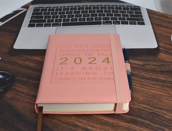 Dagbog 2024, Dagbog 2024 A5 en side pr. dag, 316 sider rosa