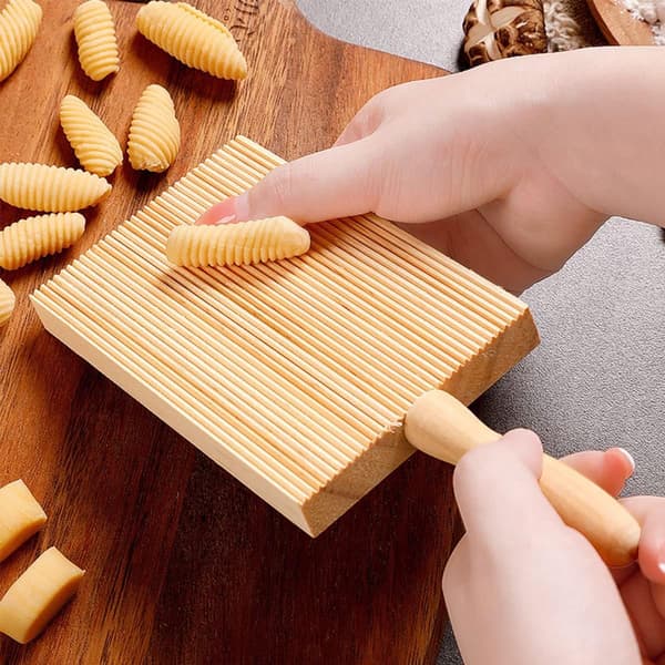 Gnocchi-scoop i tre - 22*8,5 cm, med kjevle - Multifunksjonell pastamaskin - Brun