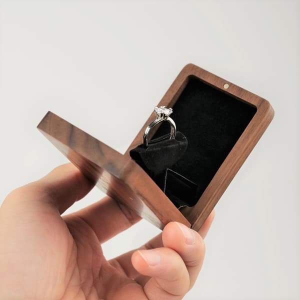 Treboks med roterende display - Elegant smykkeskrin for ringer (Ingen ring inkludert)