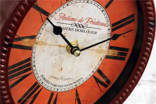 Red 12-inch Wall Clock European Retro Design Oval Shaped Old Fashioned