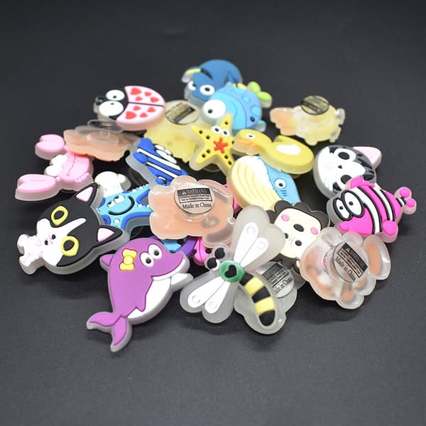 Crocs Mix Lot 22 Tilpass skodekorasjon Charms, One Size EU Soft Night Light skoblomster Hull skoblomster skoblomster
