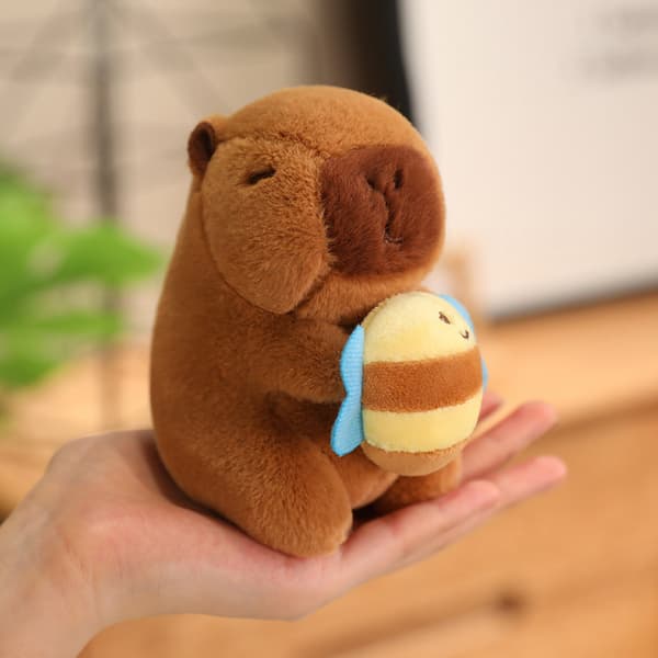 2026 Capybara Plysch Nyckelring 12cm Söt Djurdocka Hänge Presentidé - Kramar ett bi Hugging a bee